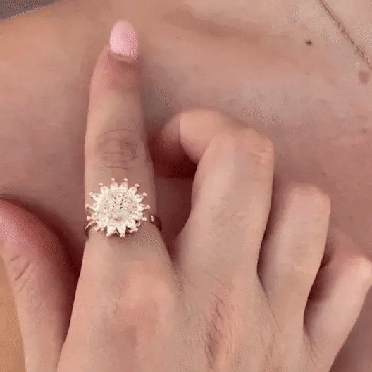 Anillo Giratorio de Flor con Zirconias