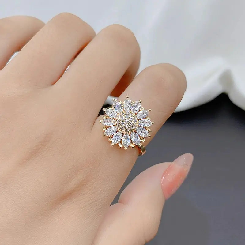 Anillo Giratorio de Flor con Zirconias